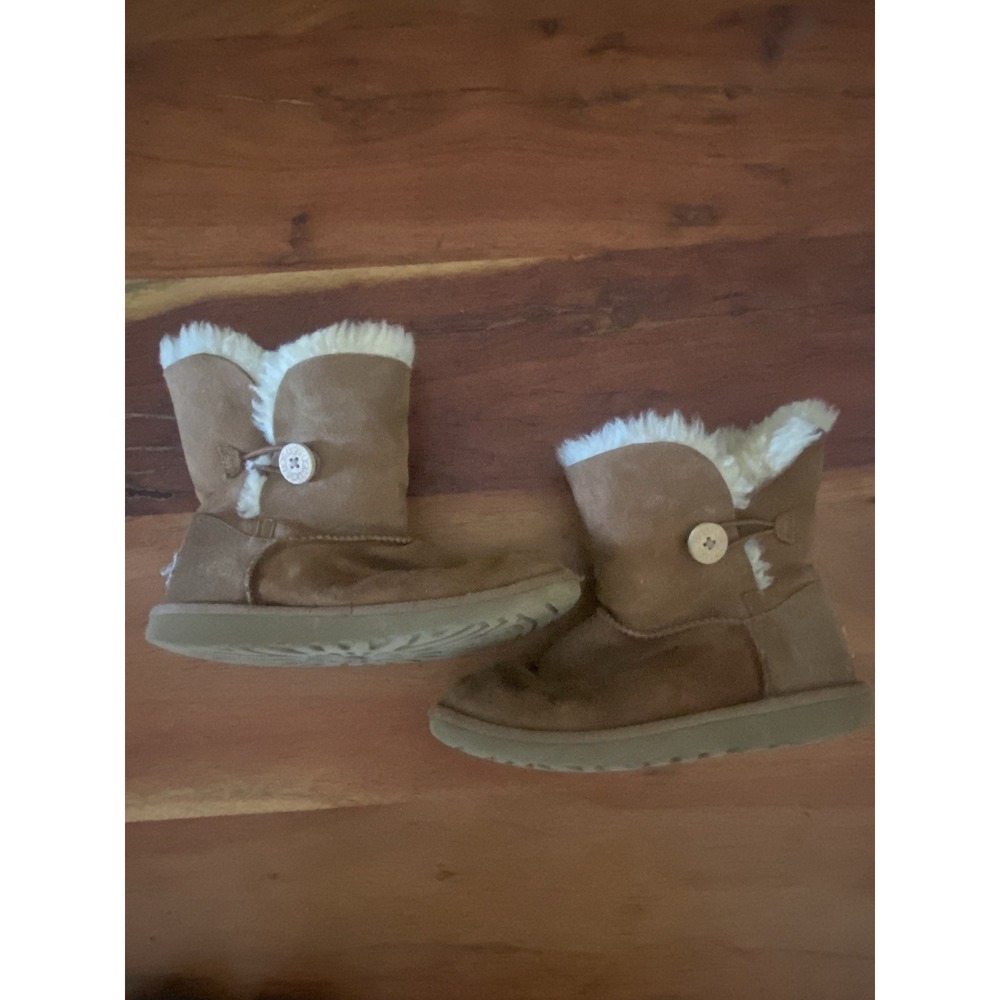 Ugg Kids Bailey Button II Chestnut Suede Boots Sz 3 Big Kids